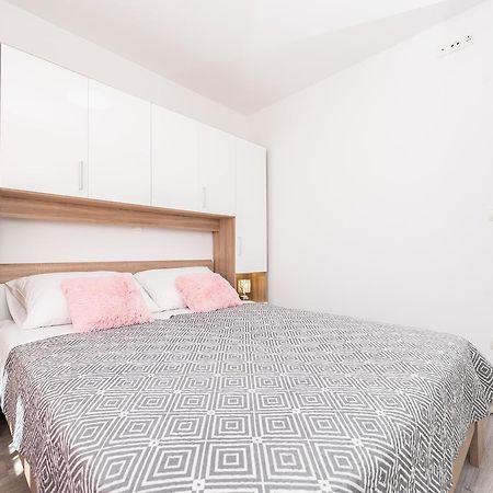 Apartments Janice Пакоштане Экстерьер фото